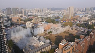 武汉交通学校（北区）群楼爆破拆...